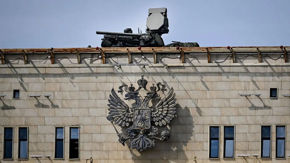 Для защиты парада 9 мая в столицу переброшены дополнительные силы ПВО, что, по словам командующего украинскими беспилотниками, откроет возможности для ударов по энергетической и военной инфраструктуре вне Москвы.