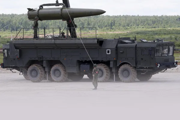 В Минобороны заявили, что военные в рамках ядерных учений доставили и снарядили ракеты для оперативно‑тактического комплекса «Искандер» в полевые пункты в Белоруссии.