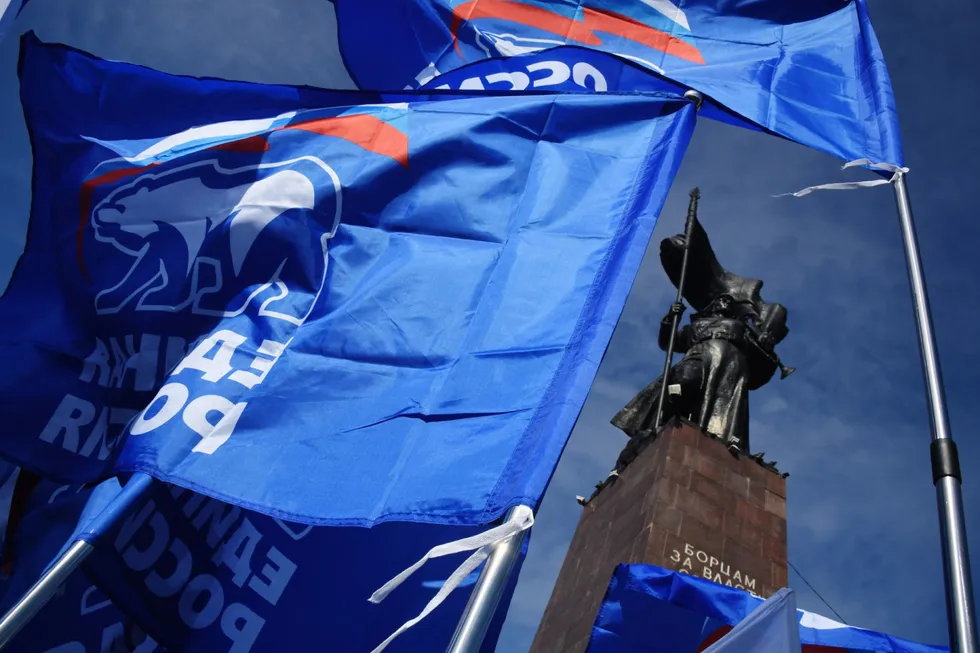 На всероссийском электоральном форуме в Москве представитель администрации президента сформулировал практические задачи к сентябрьским выборам: увязать кадровую и мобилизационную политику через многодневное голосование, уменьшить число партий и заранее предусмотреть версии объяснений при проблемах с электронным голосованием или низкой явкой.