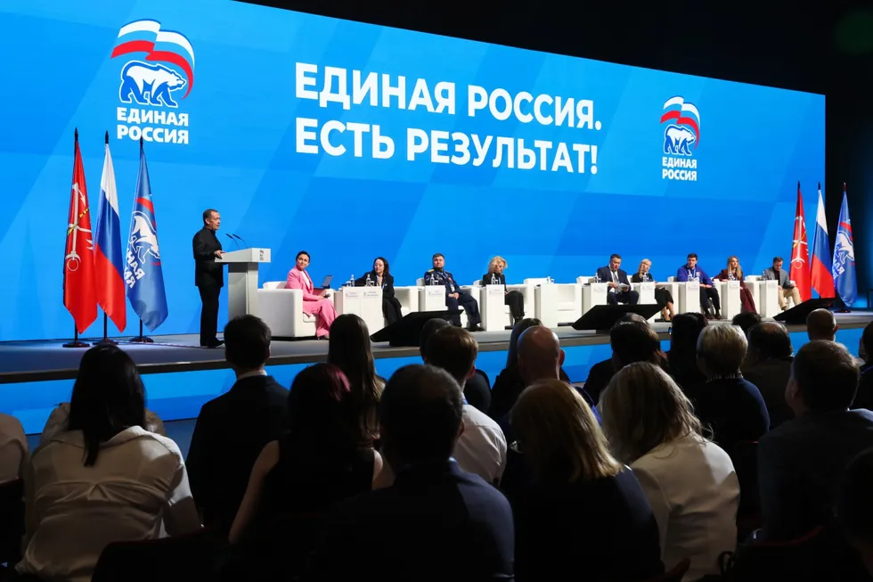 Администрация президента рекомендовала государственным и подконтрольным изданиям не использовать в заголовках и материалах слово «запрет», предлагая заменять его мягкими формулировками и уделять внимание «позитиву» от единороссов.