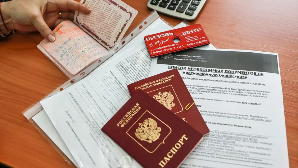 С 12 мая центры VMS и Almaviva прекратили прием документов через посредников: теперь требуется личная подача по подтвержденной онлайн-записи. Это может привести к очередям и задержкам в выдаче шенгенских виз до нескольких месяцев.