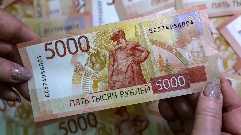 С 1 по 11 мая наличные в обращении выросли на 210,5 млрд руб.; отток средств из банков продолжается третий месяц подряд на фоне ограничений в интернете и усиления контроля за безналичными операциями.