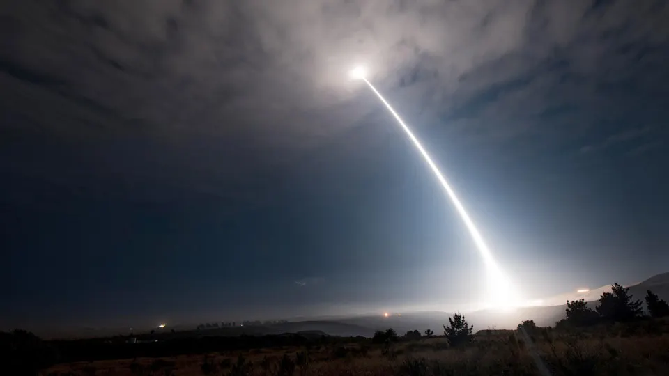 20 мая с базы в Калифорнии запустили межконтинентальную баллистическую ракету Minuteman III — пуск проверял систему и персонал ядерных сил США; событие совпало по времени с началом российских учений.