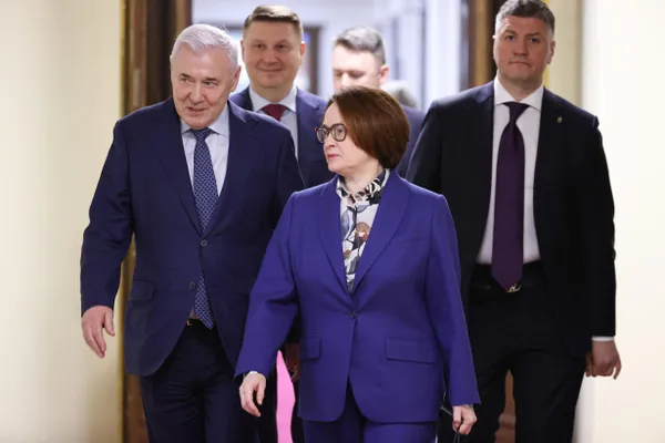 В властных кругах называют три основные кандидатуры на место главы ЦБ: Максима Орешкина, Петра Фрадкова и Андрея Костина. Окончательное решение остаётся за президентом, а сама Набиуллина рассчитывает проработать до конца срока.