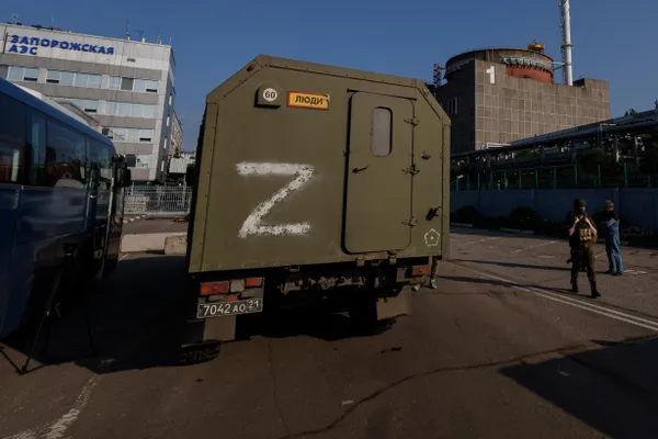 По заявлению компании, боевой дрон, управляемый по оптоволокну, пробил стену машинного зала шестого энергоблока Запорожской АЭС. Основное оборудование, по данным компании, не пострадало, но инцидент повышает риски для станции, где работают только системы охлаждения.