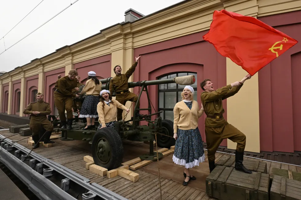 Ночью и утром 7 мая в Ленинградской области отключали мобильный интернет из‑за угрозы атак беспилотников; в Петербурге связь пропала ещё до воздушной тревоги, у некоторых жителей перестал работать и домашний интернет. Ограничения вводились и в других регионах, в Москве серьёзных сбоев не наблюдалось, но власти предупреждали о возможных блокировках.