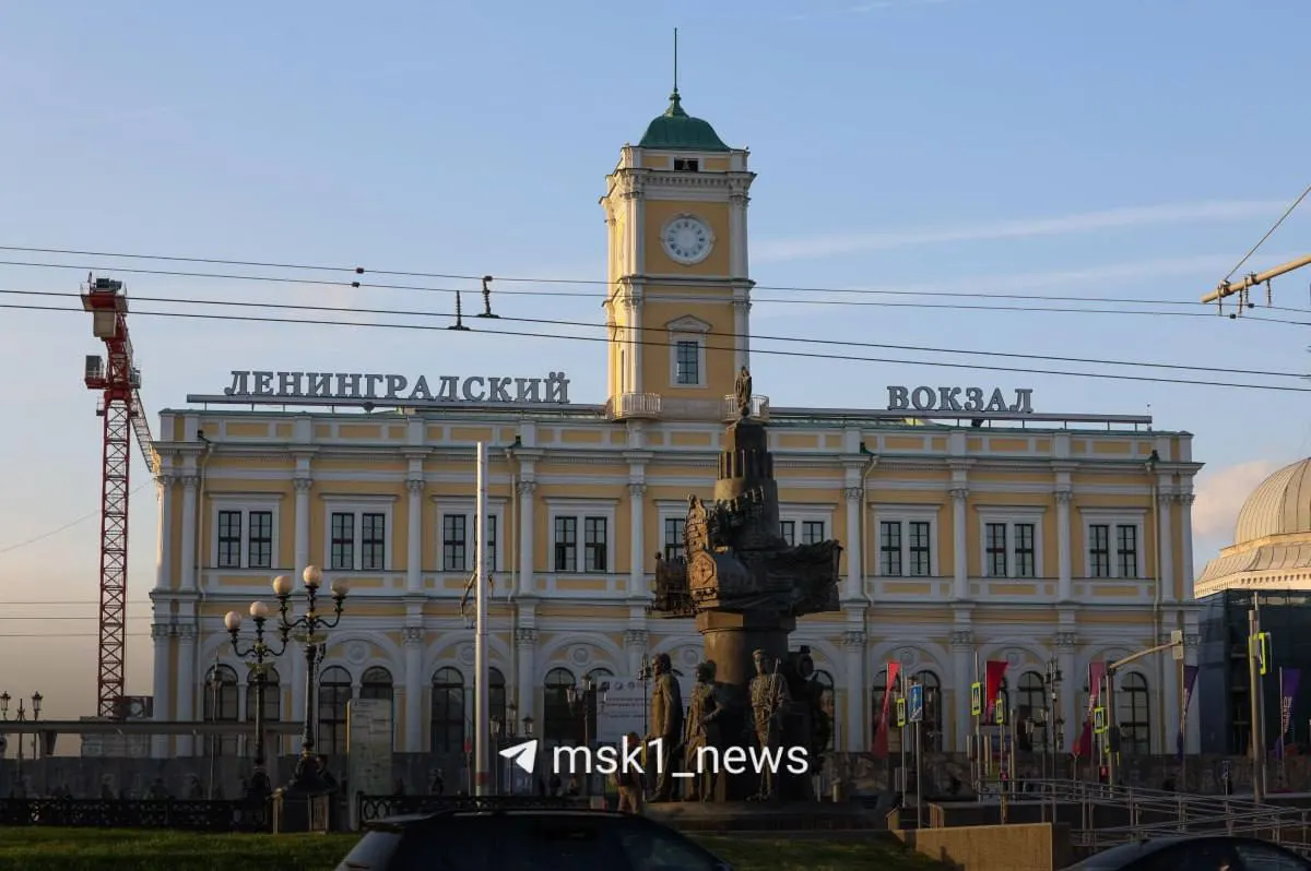 Здание Ленинградского вокзала закрывали на реконструкцию почти два года. Планируемая дата возобновления работы — 22 мая.
