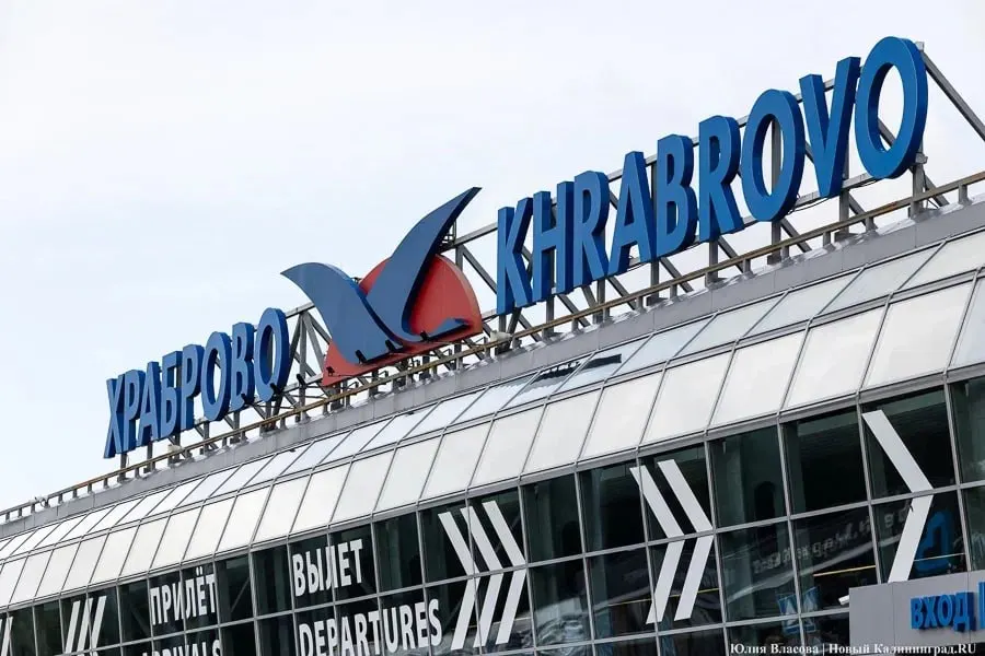 В калининградском аэропорту «Храброво» из‑за временных ограничений в воздушном пространстве Ленинградской области задержаны примерно 20 рейсов, шесть рейсов отменены.