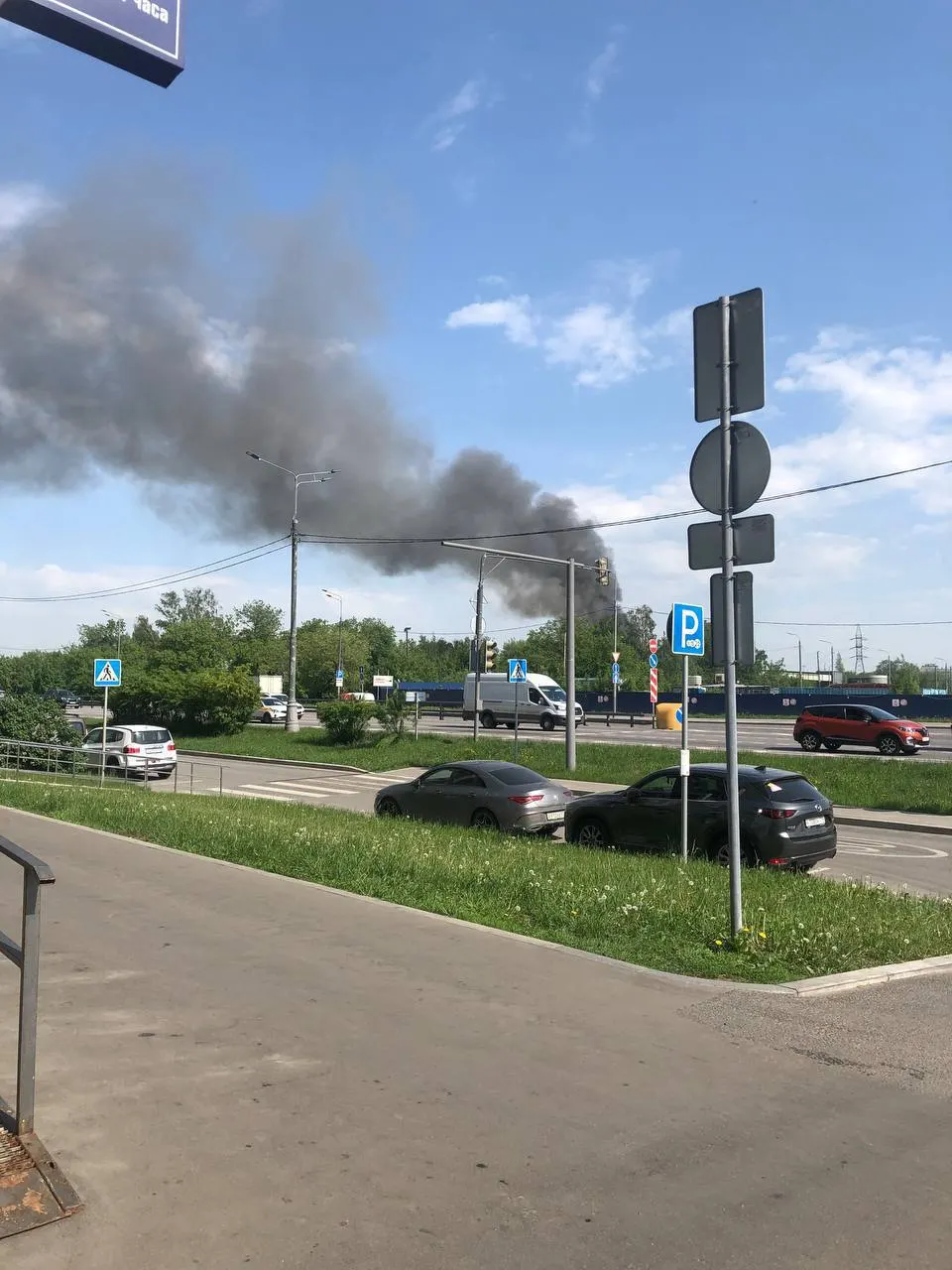 На станции «Выхино» вспыхнуло ограждение платформы. На место прибыли сотрудники МЧС, движение поездов не нарушено — подробности уточняются.