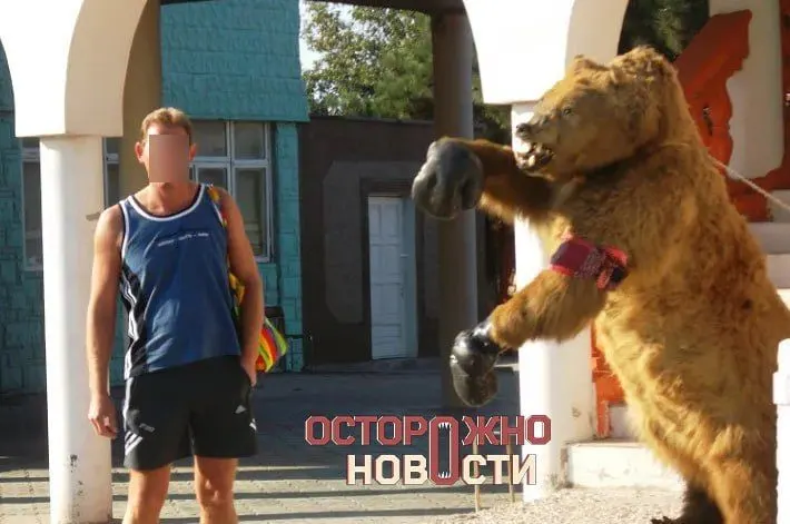Замоскворецкий районный суд Москвы назначил 15 суток административного ареста охраннику Минюста — его обвиняют в демонстрации «экстремистской символики», он вину не признал.