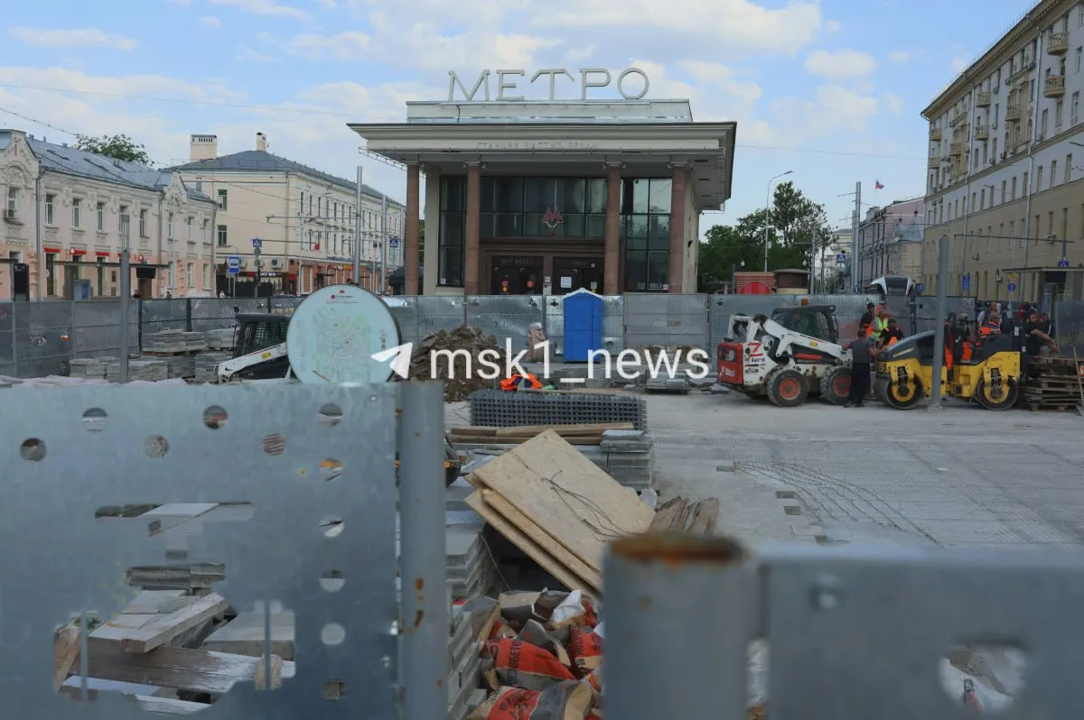 Возле станции метро на Чистых прудах установили строительные заборы и погрузили скамейки в самосвал. Ранее здесь уже проводили масштабное благоустройство; сроки текущих работ пока неизвестны, информация уточняется.