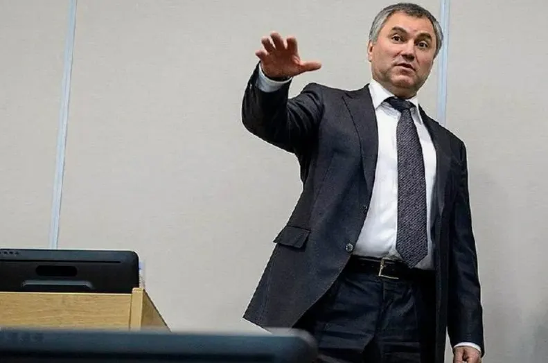 Спикер постановил запретить использование телефонов в зале после инцидента с разговором депутата. Порядок исполнения пока неясен из‑за депутатской неприкосновенности.