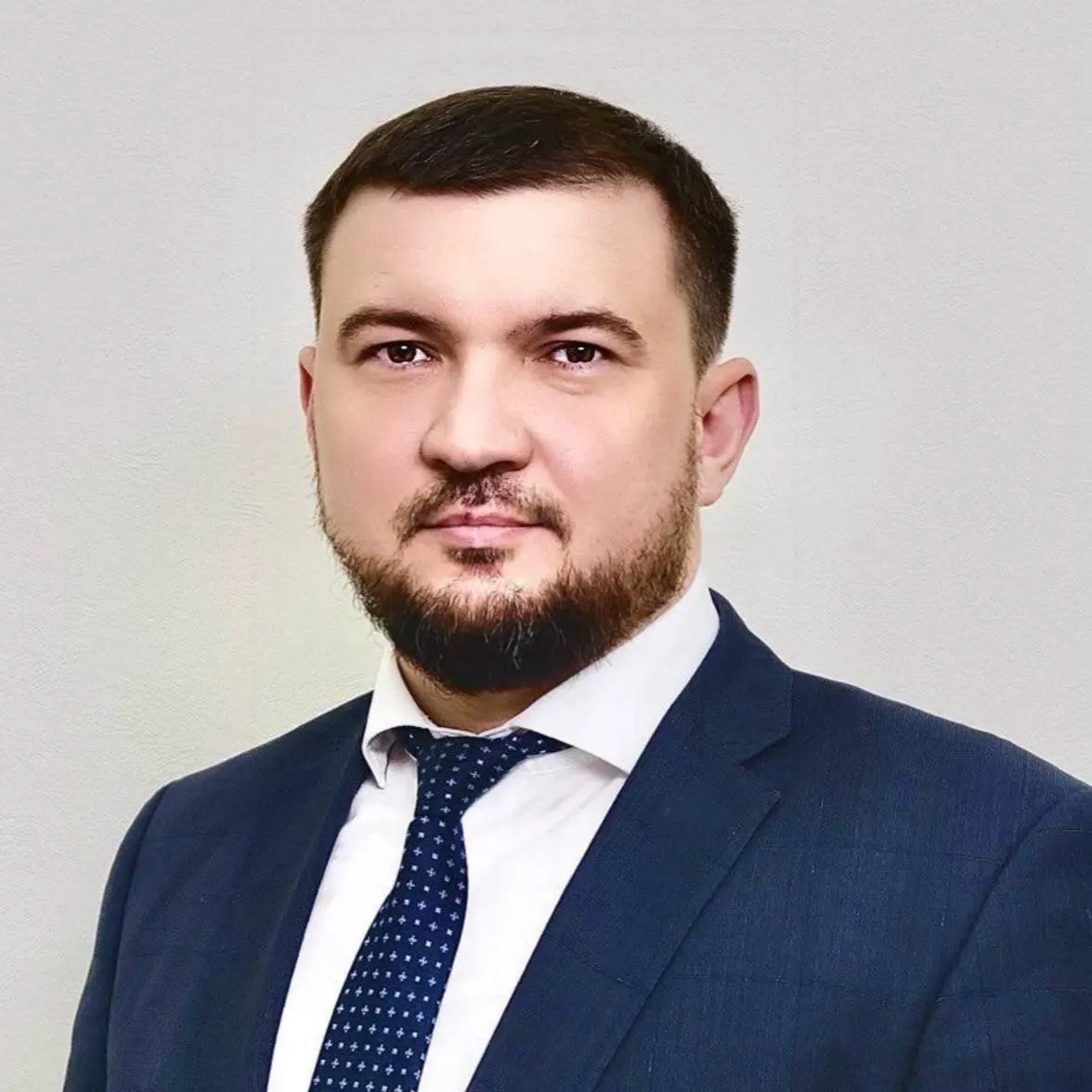 Басманный суд Москвы поместил под стражу бывшего первого замминистра транспорта Курской области Александра Васильченко по обвинению в получении крупной взятки, связанной с реконструкцией электротранспорта в Курске.