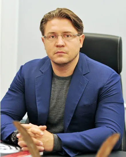Его задержали вечером 4 мая по подозрению в мошенничестве в особо крупном размере. На допросе он не признал вину; 6 мая Замоскворецкий суд Москвы отправил его под стражу.