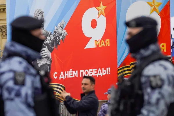 Жители Санкт‑Петербурга сообщают о проблемах с мобильным интернетом уже второй день подряд. Одновременно в Ленобласти объявляли о беспилотной угрозе, Пулково работал с перебоями.