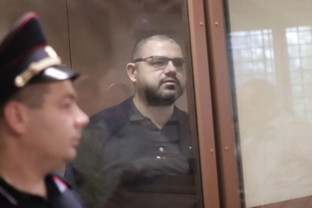 Следствие предъявило чеки на покупку бытовой техники и мебели на сумму около 75 тыс. руб. как подтверждение преступных доходов по делу Константина Смирнова; обвинение не разъяснило, какое именно обстоятельство они подтверждают.