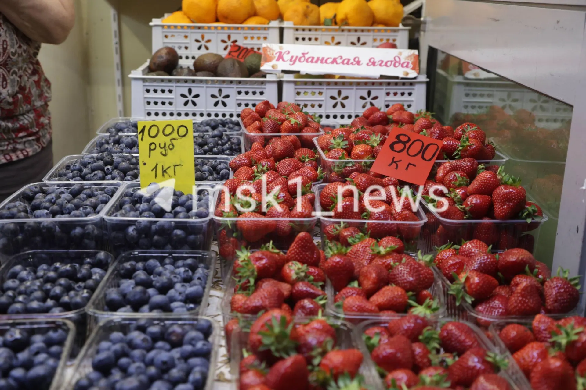 В сезонных палатках в Москве начали продавать клубнику и другие ягоды: кубанская клубника стоит примерно 680–800 руб./кг, голубика — 1000–1900 руб./кг, в отдельных точках малина доходит до 4000 руб./кг.