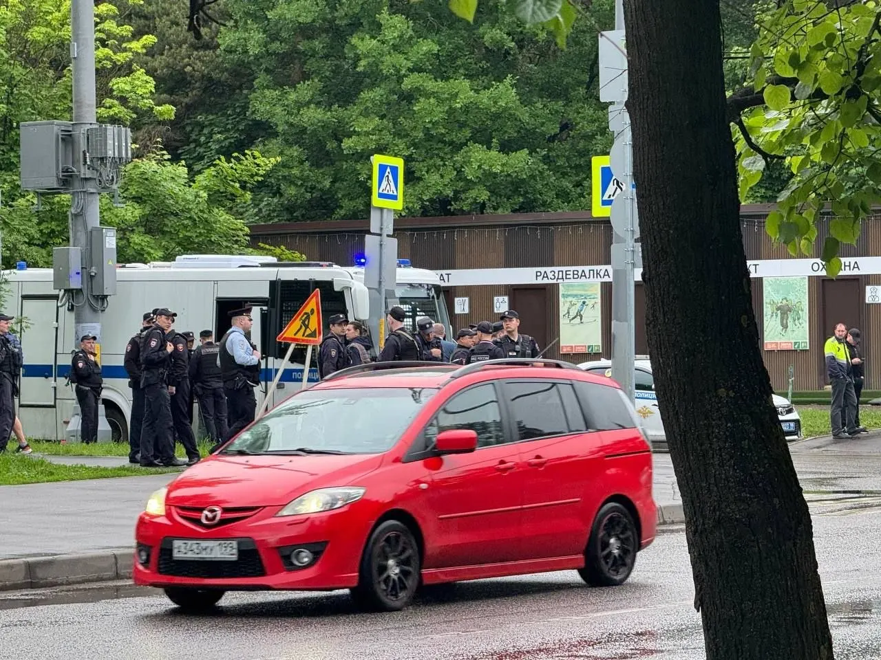 В московском районе Кунцево полиция задержала нескольких жителей, собиравшихся собирать подписи против уничтожения части природной территории «Москворецкий». Силовики проверяли людей на наличие подписных листов и применяли штрафы.