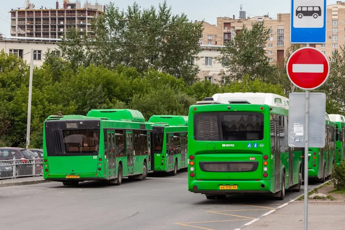 С 20 мая по 26 июня автобусы №54, 054, 76 и 78 будут следовать по изменённым схемам — их направят в объезд строящегося путепровода. Сроки и стоимость проекта неоднократно пересматривали.