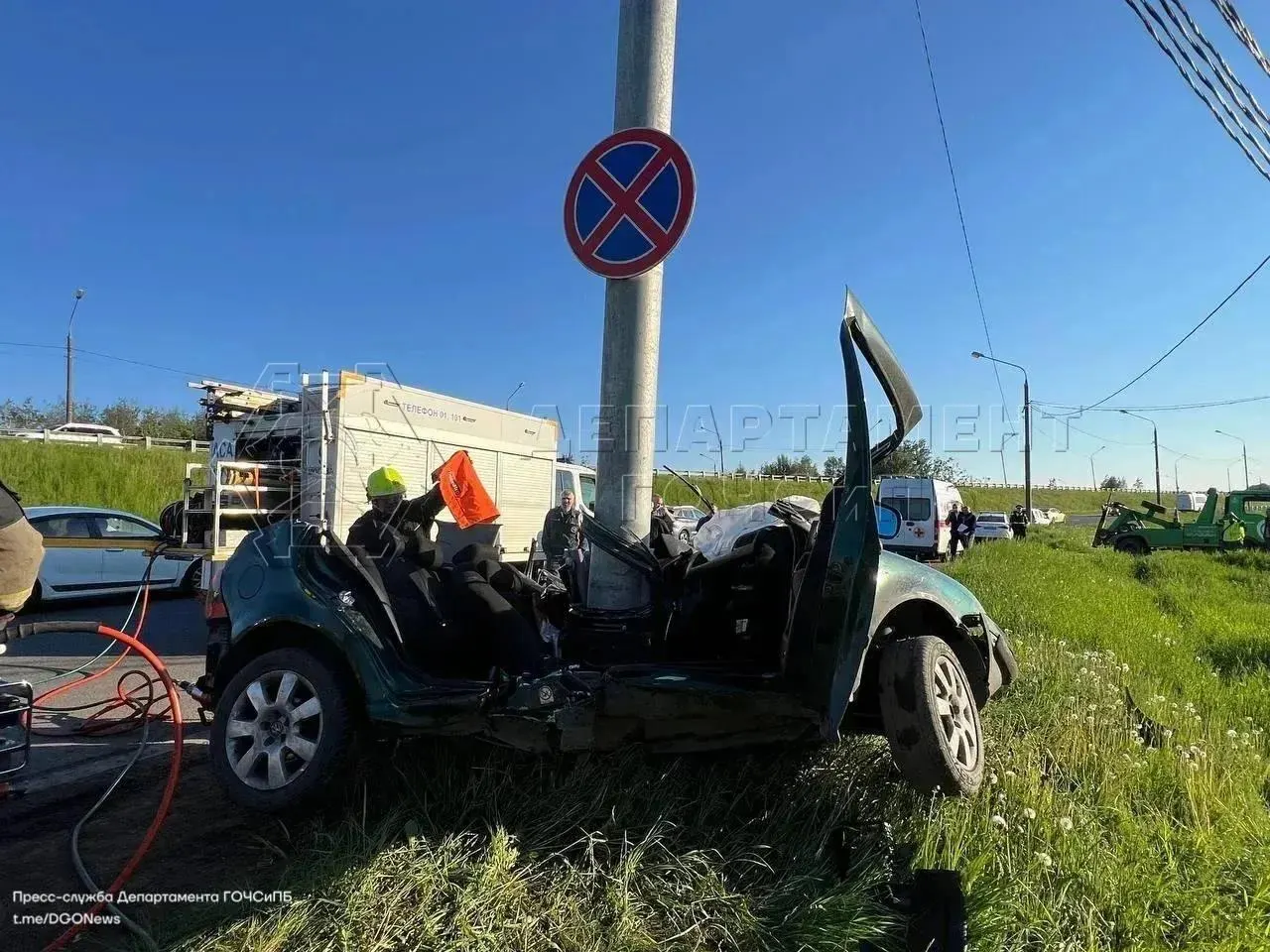 Авария произошла около 4:30 на Ленинградском шоссе. Водителя извлекали при помощи инструментов; на месте временно перекрывали полосу движения.