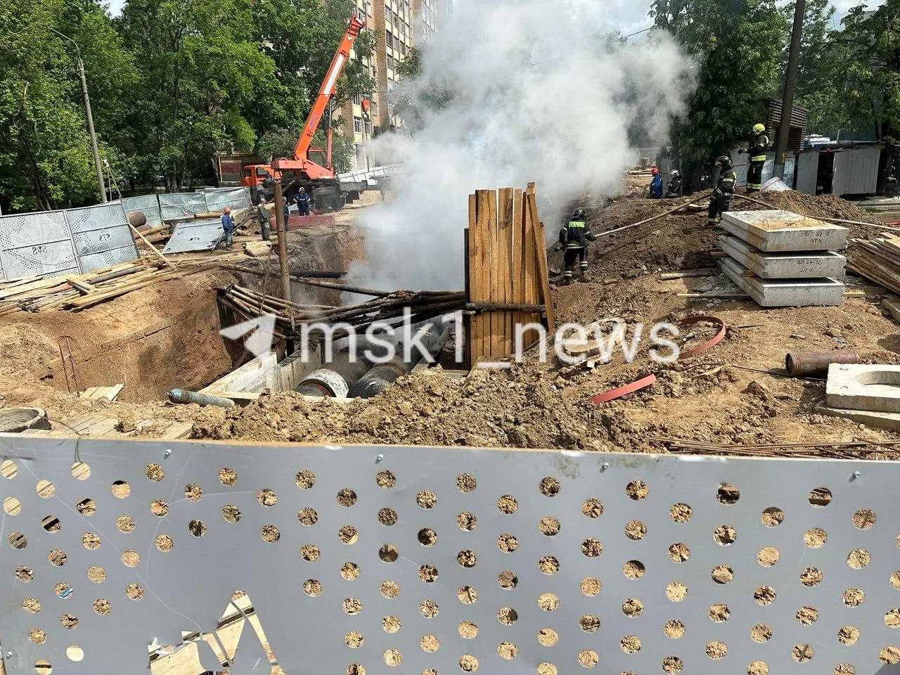 Во время работ по замене труб в котловане на востоке Москвы началось возгорание; на ограждении отсутствует информация о сроках работ, подрядчике и контактах ответственных.