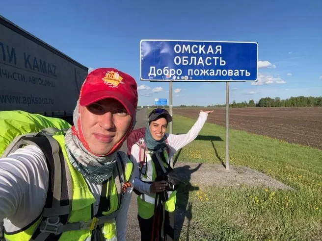 Павел Шабанов и Тамара Погосян идут пешком из Москвы во Владивосток. По их словам, с начала пути из Москвы прошло 118 дней — они уже в Омской области и не пользуются транспортом.