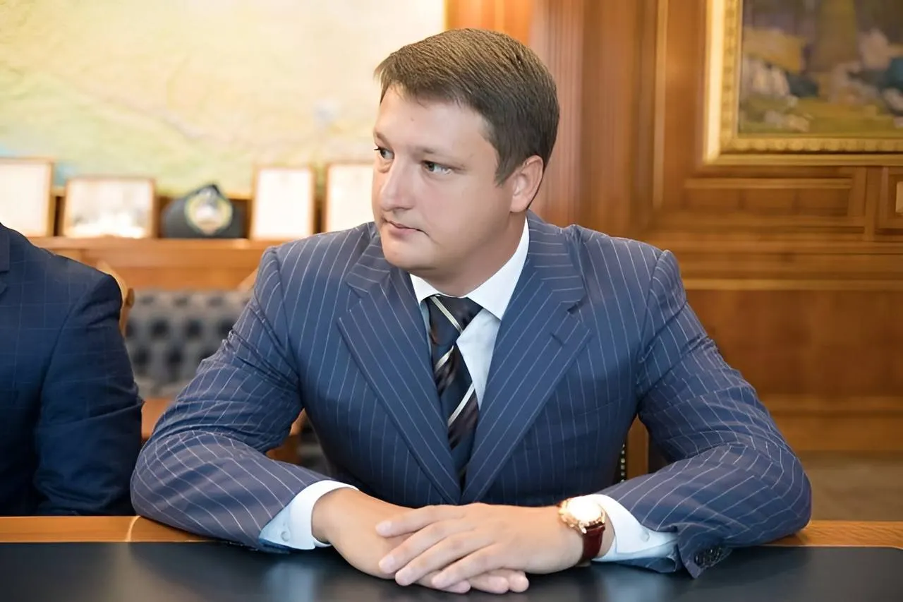 Суд в Карачаево‑Черкесии взыскал 22 недвижимости и три автомобиля, а также 64,6 млн руб. с бывшего министра имущественных и земельных отношений. Прокуратура требует обратить в доход государства ещё активы на сумму свыше 310 млн руб.