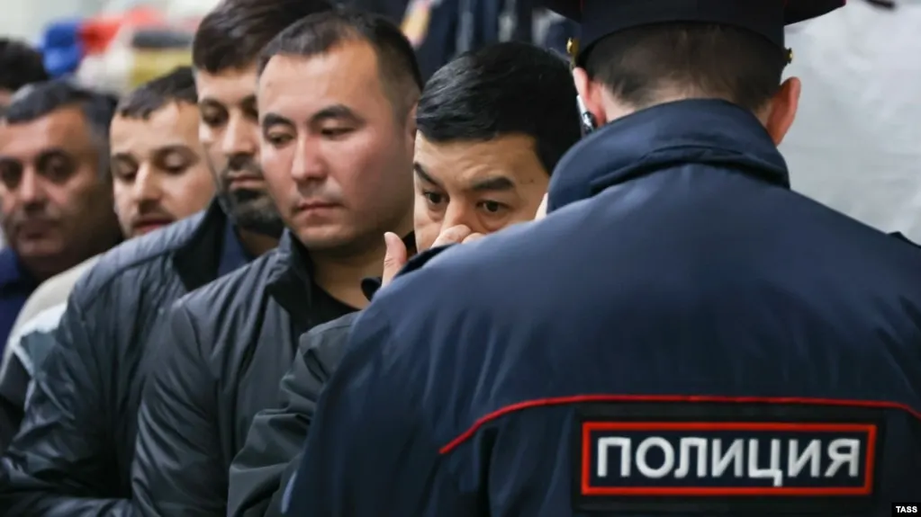 Проект меняет Кодекс об административных правонарушениях: для иностранцев вводят отдельные нормы об административном выдворении за участие в несогласованных митингах, дискредитацию ВС, призывы к санкциям и другие нарушения — список расширят до 58 статей.