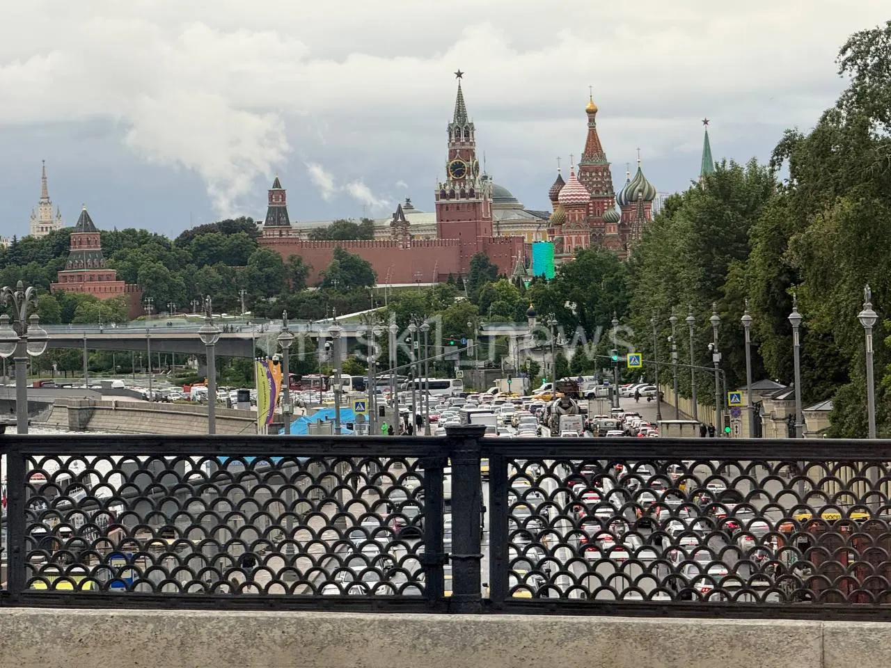 К 15:00 центр Москвы серьёзно затянуло заторами — наглухо стоит Кремлёвская набережная, интенсивность движения также высокая у «Павелецкой».