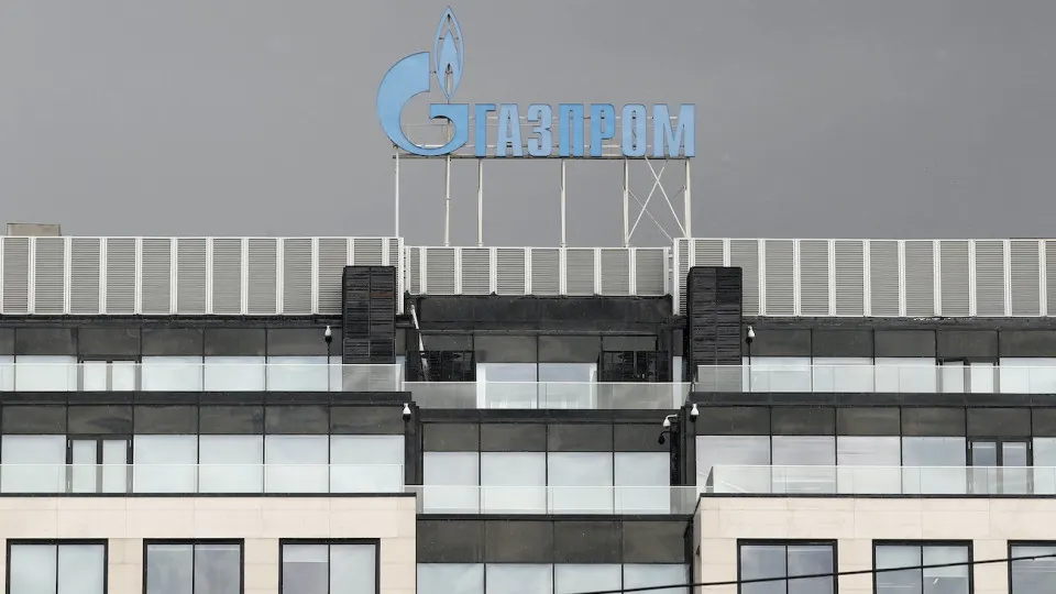 На Московской бирже бумаги «Газпрома» стали антилидерами снижения после визита президента в Пекин: инвесторы остались без конкретики по проекту «Сила Сибири‑2», что вызвало большие потери капитализации и падение смежных бумаг.