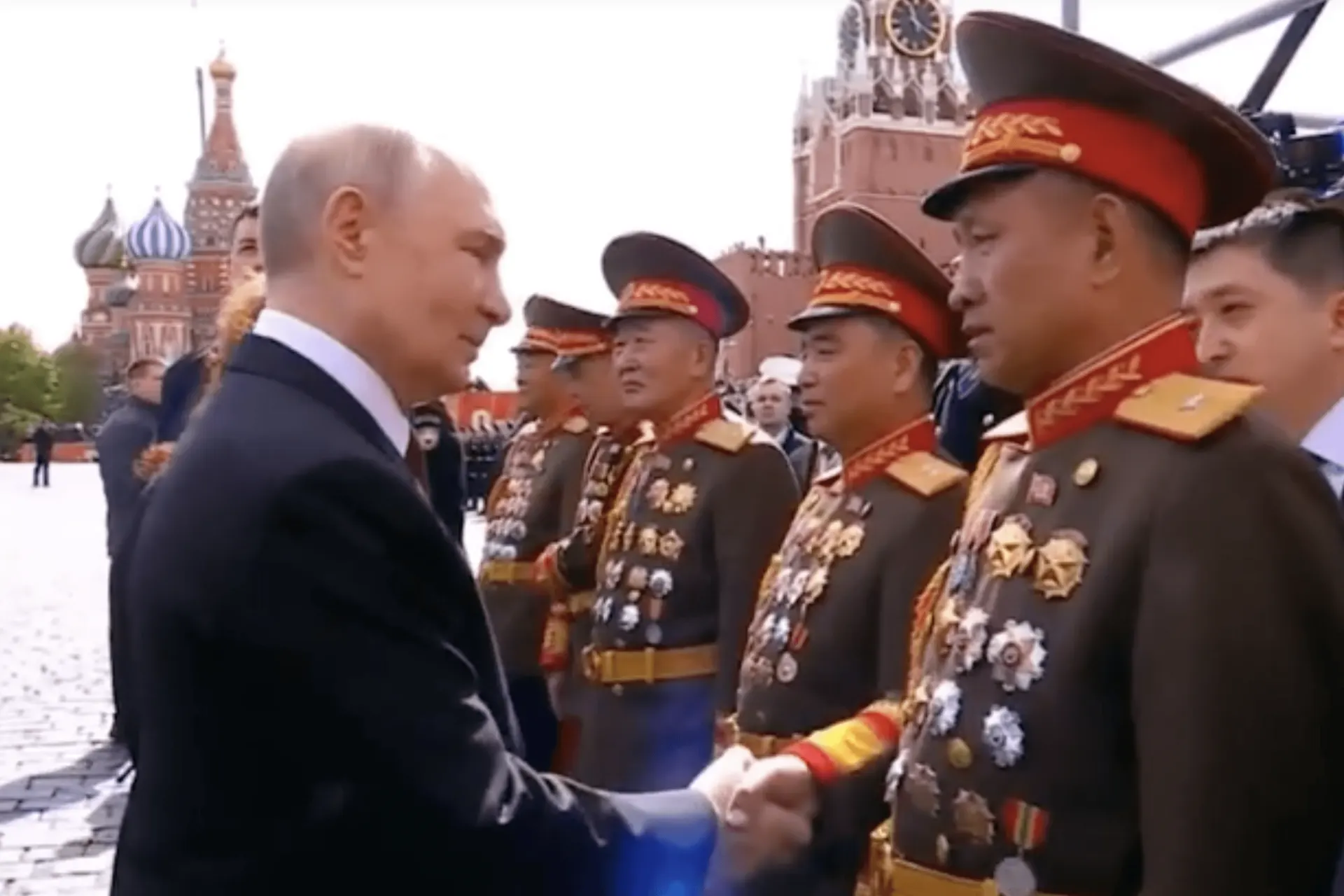 В декабре 2025 года прошла секретная церемония вручения российских государственных наград северокорейским военнослужащим, участвовавшим в боевых действиях в Курской области — подтверждение появилось в экспозиции музея в Пхеньяне.