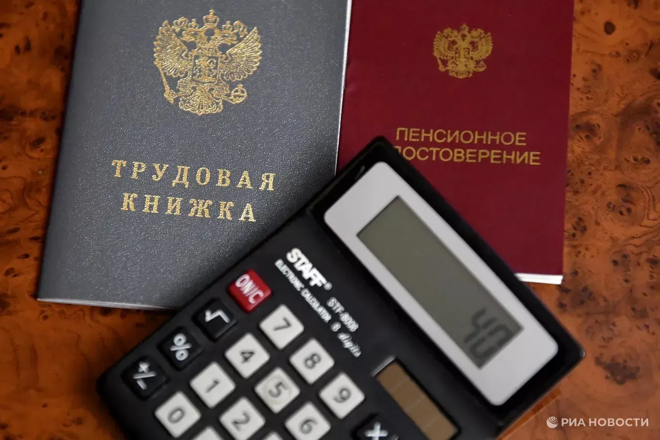 Губернатор сообщил о сокращении штата региональных властей на 800 человек до конца года — до 4 тысяч. Оптимизация затронет администрацию губернатора, министерства экономического развития и финансов; часть увольнений начнётся уже в ближайшие месяцы на фоне растущего дефицита региональных бюджетов.