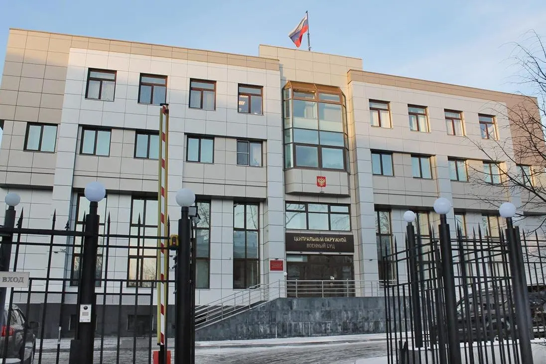 С конца апреля в Центральном окружном военном суде в Екатеринбурге массово ограничили доступ на дела по «террористическим» статьям: слушателей и представителей СМИ не пускают в здание, хотя заседания формально остаются открытыми.