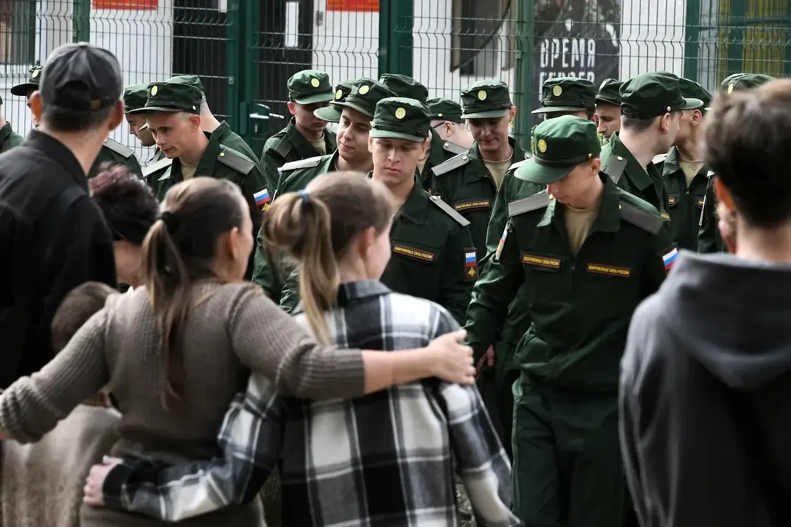 Группа из более 450 женщин требует отменить норму, лишающую права на выплаты тех, у кого не было общего ребёнка с погибшим; первый иск уже подан в Верховный суд.