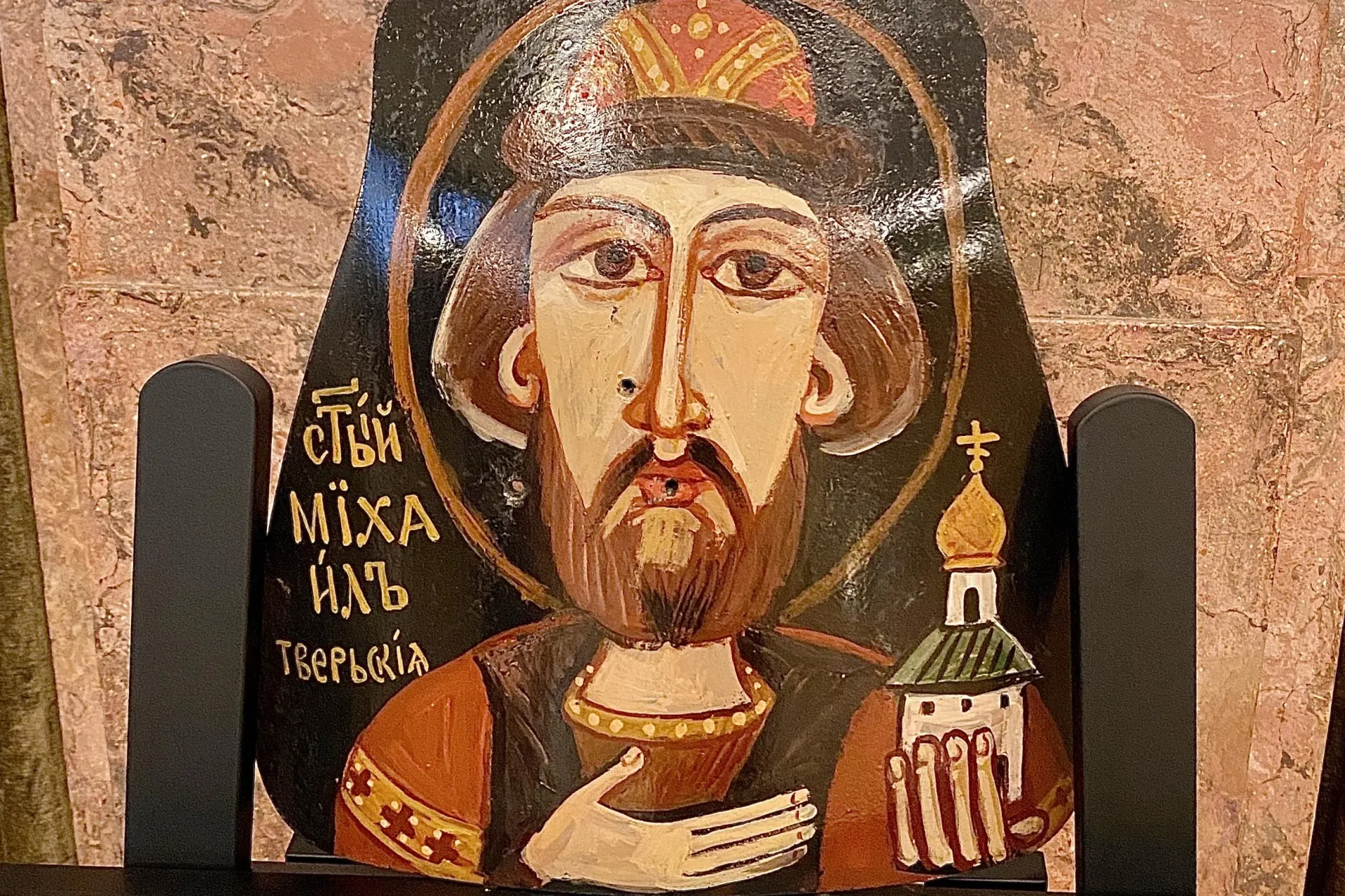 В столице проходит выставка икон, написанных на бронелистах из бронежилетов, использовавшихся российскими военнослужащими в Украине. На многих пластинах видны пробоины и следы от взрывов; организаторы отмечают, что плиты спасали жизни.