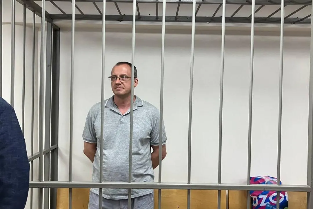Правозащитники фиксируют резкий рост преследований адвокатуры: адвокаты, работающие по политическим делам или с антивоенной позицией, сталкиваются с уголовными делами, обысками, дисциплинарными мерами и ограничением выезда.