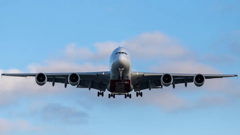 В середине мая в московский аэропорт Внуково доставили Airbus A320-232 с регистрацией RA-73899 после цепочки перерегистраций и перемещений через третьи страны. Подобные поставки продолжаются через сложные схемы владения и смены юрисдикций.