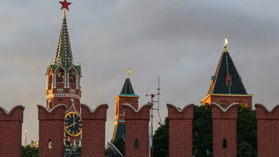 Продолжение формата США—Украина—Россия невозможно, пока Киев не выведет войска из контролируемой им части Донбасса, заявил помощник президента Юрий Ушаков. Москва настаивает на территориальных уступках как условии переговоров и готова к взаимному отводу войск после подписания соглашения.