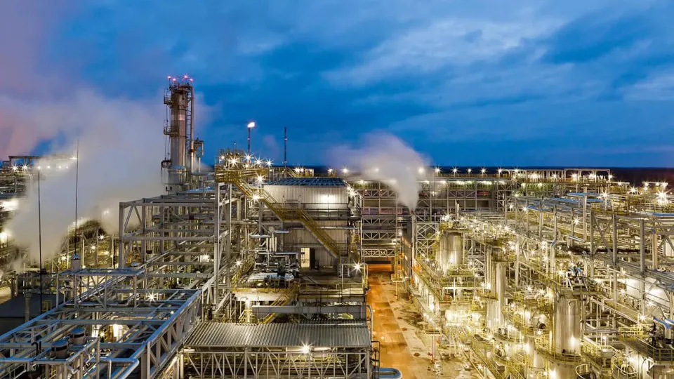 После налёта беспилотников 5 мая Киришинский нефтеперерабатывающий завод (Кинеф) остановил переработку и приостановил отгрузку нефтепродуктов. Повреждены ключевые технологические установки, резервуары и магистрали; ремонт может занять длительное время. С начала весны семь российских НПЗ останавливались после атак дронов.
