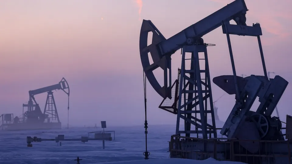 Минэкономразвития прогнозирует снижение добычи нефти в 2026 году до 511 млн тонн — минимум с 2009 года. Причины — ухудшение финансового положения компаний, сокращение бурения и дефицит инвестиций.