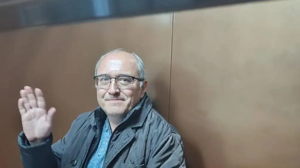 Суд отклонил жалобу на продление меры пресечения для Павла Сюткина. Его обвиняют в распространении «фейков» о российской армии из‑за поста с упоминанием Бучи; сам он считает арест политически мотивированным.