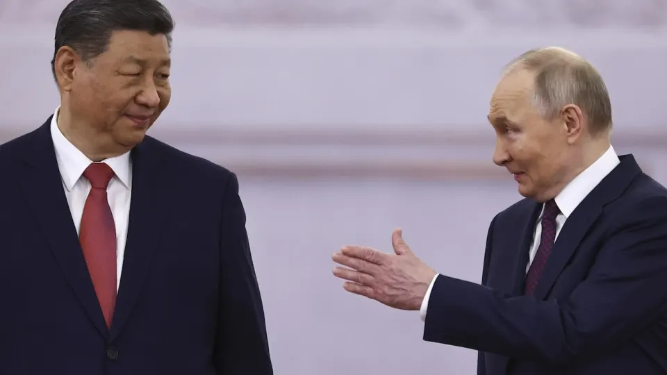 Президент намерен обсудить с Си Цзиньпином ускорение проекта «Сила Сибири‑2». В делегацию войдут руководители крупнейших энергетических компаний и министры, но ключевые вопросы — цена, инвестиции и сроки — остаются неурегулированными; полноценный ввод маловероятен до 2030‑х, хотя геополитический кризис повышает шансы реализации.