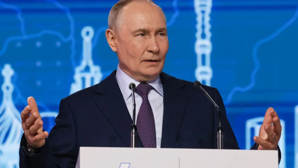 Президент предложил активнее привлекать вернувшихся с фронта участников СВО в промышленные и оборонные предприятия, подчеркнув их практический опыт. Эксперты отмечают значительный рост числа раненых и инвалидов, а также рост потребности в протезировании и реабилитации.
