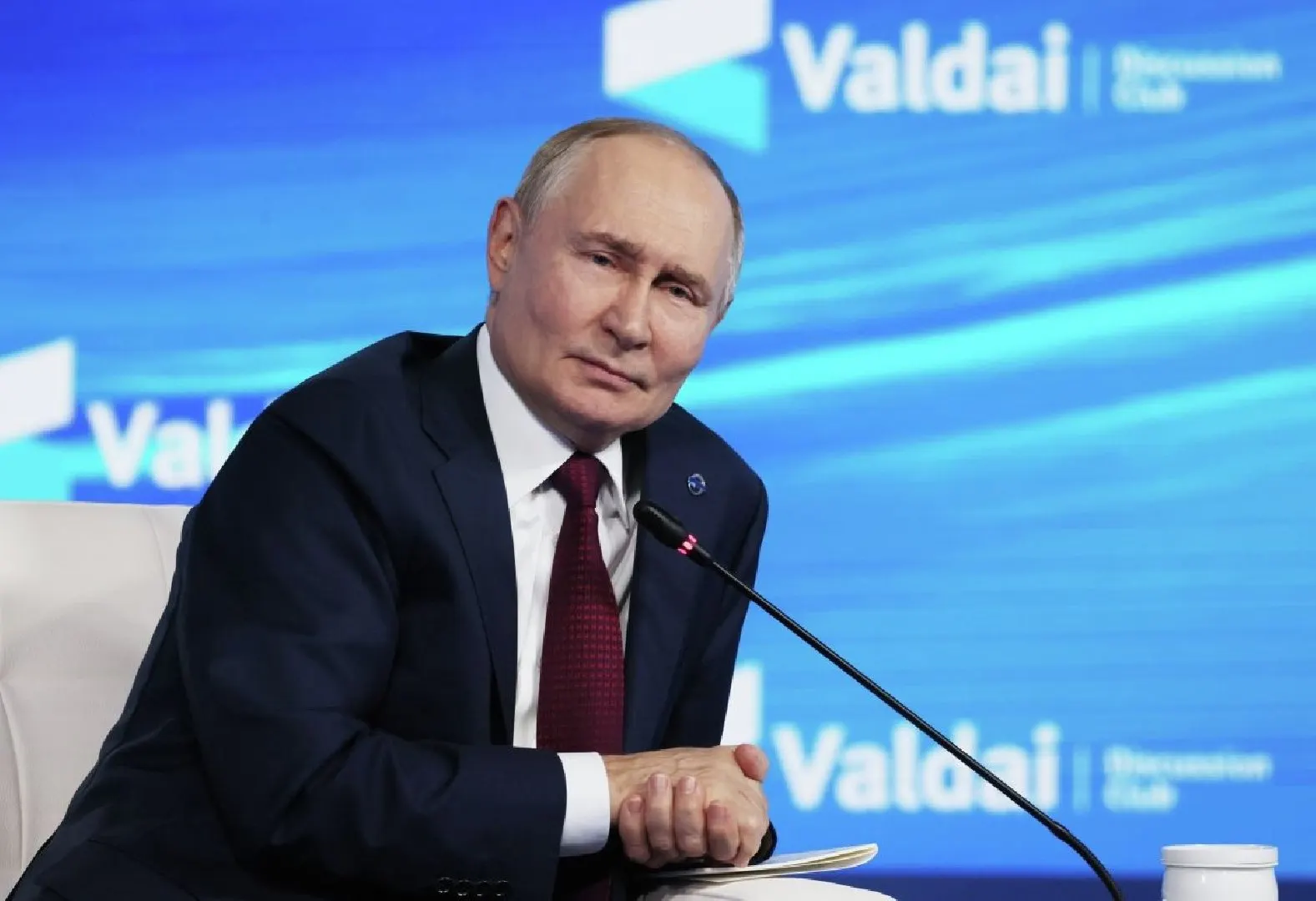 Международный уголовный суд разъяснил, что приглашение на переговоры само по себе не освобождает от ордера на арест, выданного в 2023 году; приостановить преследование можно лишь резолюцией Совбеза ООН по Главе VII.