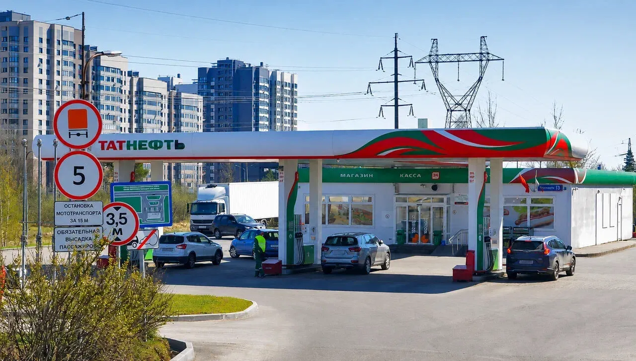 Компания через горячую линию сообщила о введении лимитов на продажу топлива в ряде регионов: бензин — 20–30 л, дизель — 40–60 л. На некоторых АЗС принимают только наличные; возможность оплаты картой нужно уточнять на месте. Ограничения появились после ударов беспилотников по НПЗ, в результате которых произошли пожары.