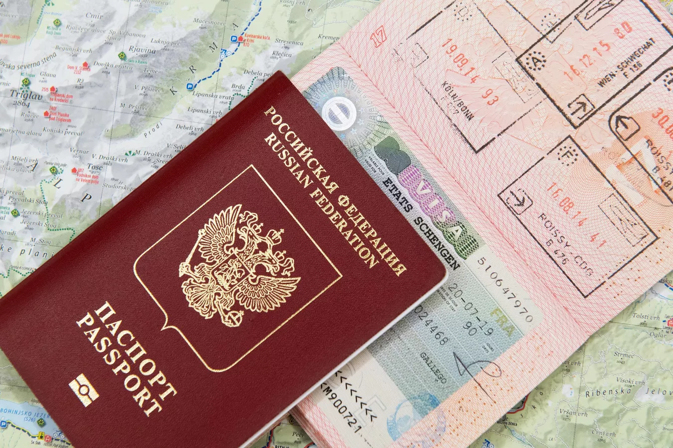 Визовые центры объявили о росте сроков обработки заявок: BLS — до 45 дней, для Италии — до 60 дней. Венгрия приостановила приём в Казани, Самаре и Уфе; Кипр прекратил работу визовых центров в России.