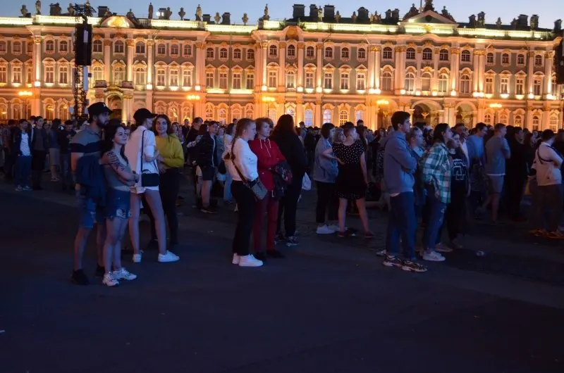 Ночь с 27 на 28 июня в Петербурге соберёт около 66 тысяч выпускников на «Алых парусах», при этом власти утверждают 300 приоритетных образовательных программ и увеличивают число бюджетных мест; в Смоленске также пройдут мероприятия ко Дню молодёжи.