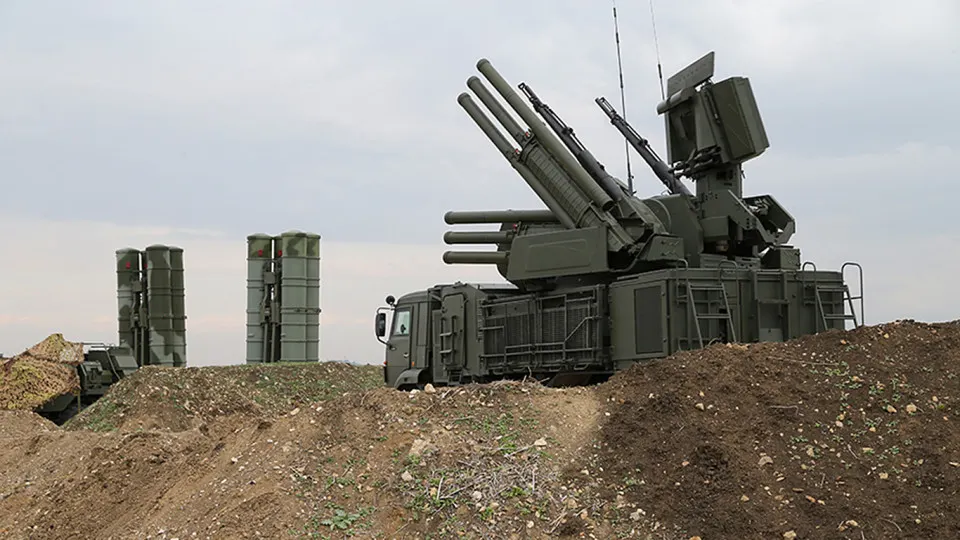 Российские военные задействовали комплекс «Волна Купол Гарант», который, по данным украинских источников, способен блокировать спутниковую связь Starlink на площади до 20 квадратных километров. Одновременно в России ужесточили правила оборота оборудования для иностранной спутниковой связи и работают над собственными аналогами.