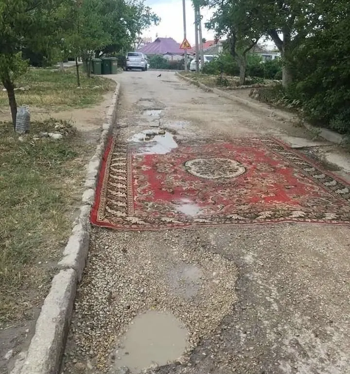 В Госдуму внесён законопроект, позволяющий жильцам обновлять асфальтовое покрытие во дворах и на местных дорогах. Правительство проект не поддержало, заявив, что ремонт должны выполнять специалисты.