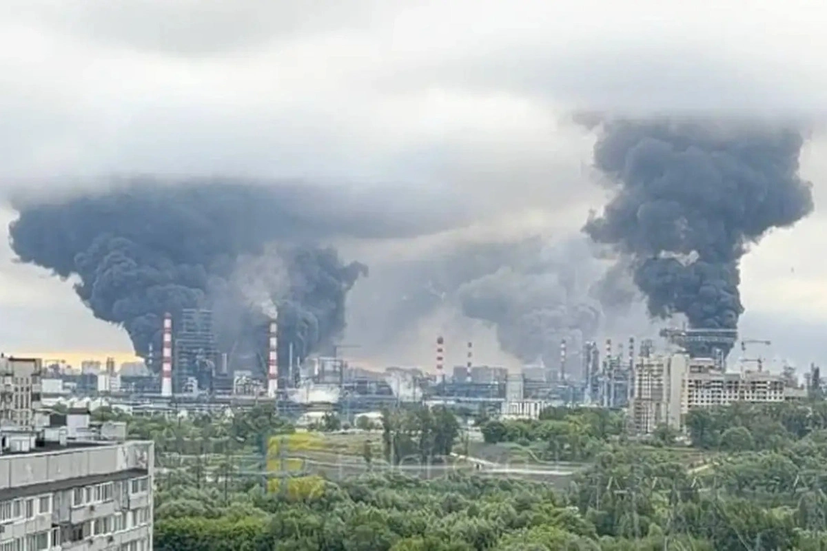 После одной из крупнейших ночных атак БПЛА на столицу приверженцы Z и военные комментаторы отметили «качественную» работу ПВО, хотя удары по важным объектам всё же произошли и вызвали серьёзные разрушения.
